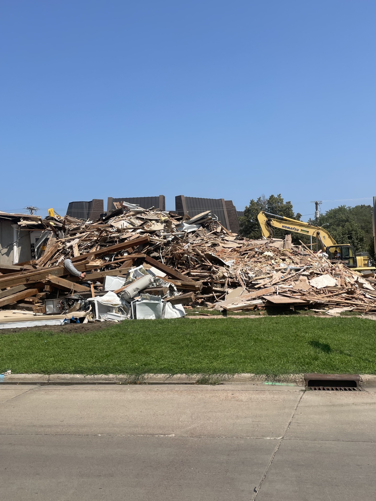 Apartment Complex on Douglas Avenue is Being Demolished